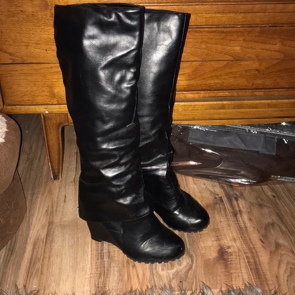 Black wedge boots with cuff